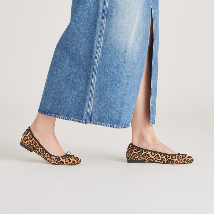 DOLCEVITA-FLATS_ANISA_DKLEOPARDCALFHAIR_ONFOOT_01.jpg