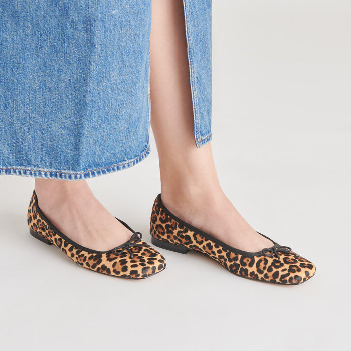 DOLCEVITA-FLATS_ANISA_DKLEOPARDCALFHAIR_ONFOOT_02.jpg