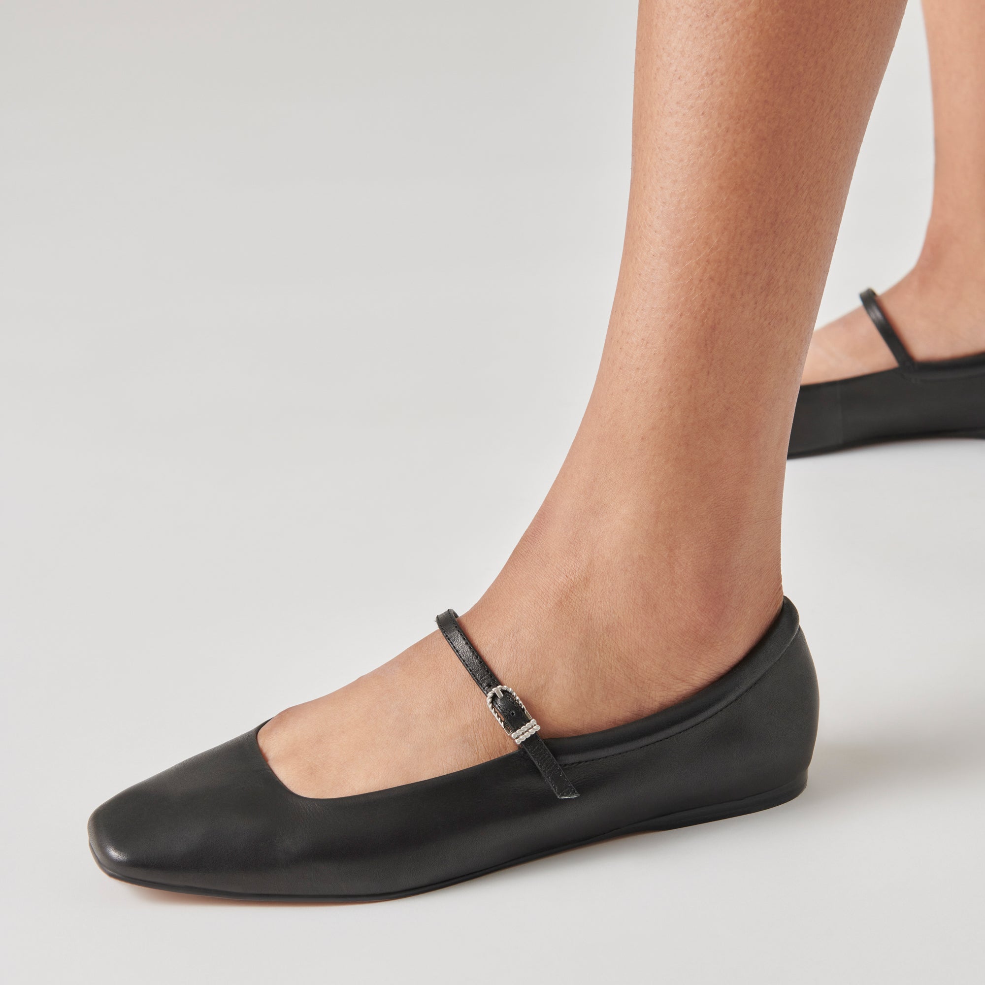 DOLCEVITA-FLATS_REYES_BLACKLEATHER_ONFOOT_1_29e564c8-e799-4905-a9f0-f9d85390623c.jpg
